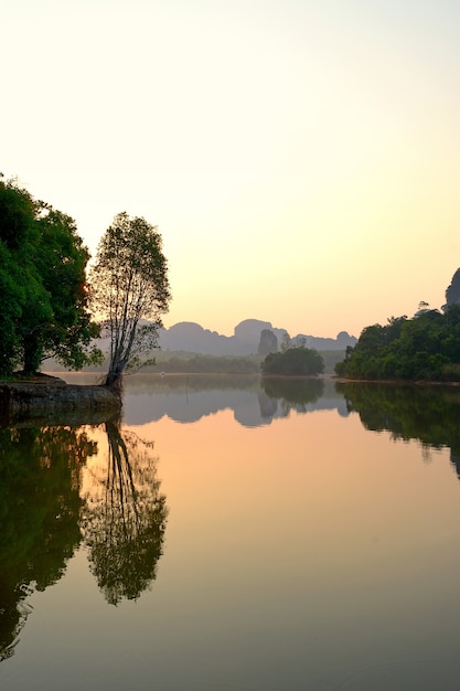 Nong Thale, Provinz Krabi, Thailand, Bäume und Berge