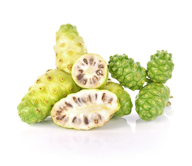 Noni-Frucht auf weißem Hintergrund