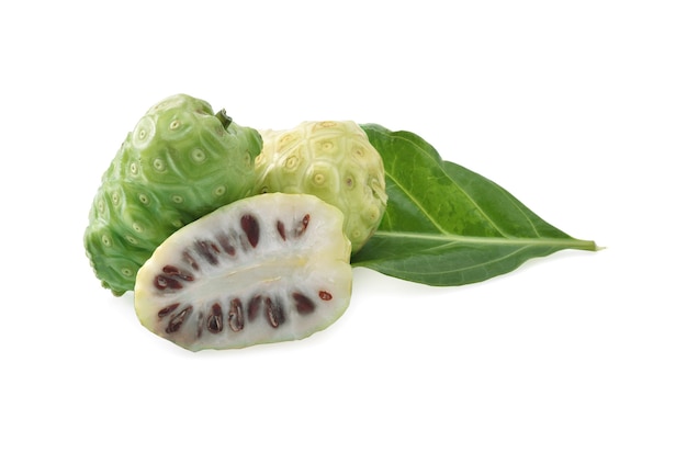 Noni-Frucht auf weißem Hintergrund