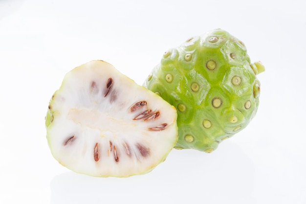 Noni-früchte isoliert auf weißem hintergrund morinda citrifolia