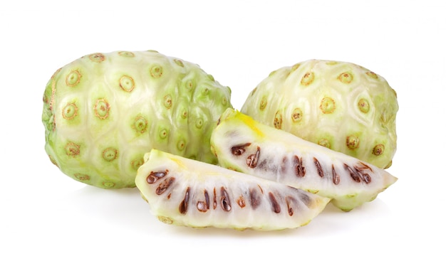 Noni fruta en blanco