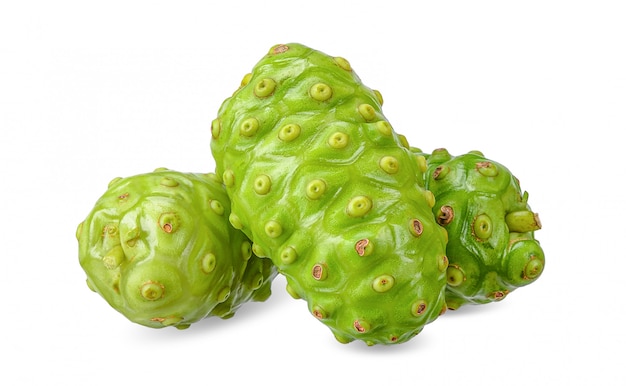 Noni fruta isolada no branco