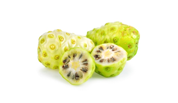 Noni o Morinda Citrifolia frutos con rodajas aislado sobre fondo blanco.