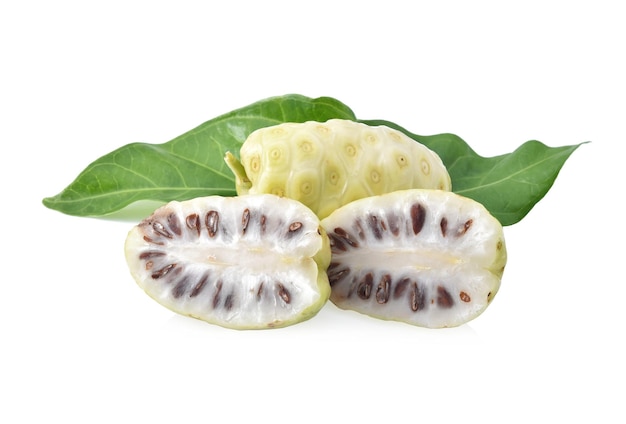 Noni o Morinda Citrifolia frutos con rodajas y hojas verdes aisladas sobre fondo blanco.