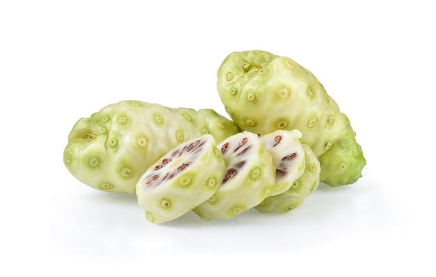 Noni oder Morinda Citrifolia Früchte isoliert auf Weiß