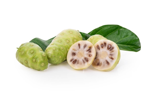 Noni oder Morinda Citrifolia Früchte mit geschnittenem und grünem Blatt auf weißem Hintergrund