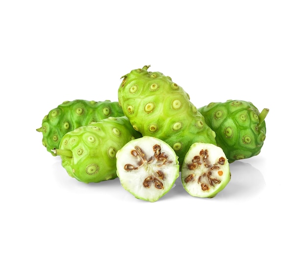 Noni- oder Morinda Citrifolia-Früchte mit geschnittenem und grünem Blatt, isoliert auf Weiß