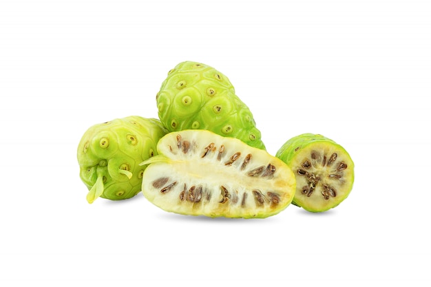 Noni ou morinda citrifolia e fatia isolados no fundo branco.