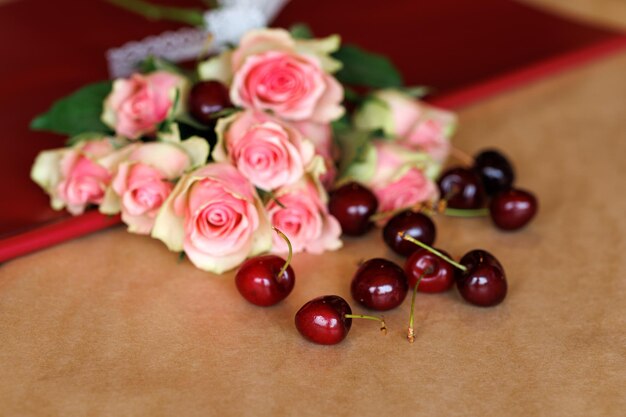 Nonlife aus einem Strauß Rosen und Kirschen auf dem Tisch des Floristen