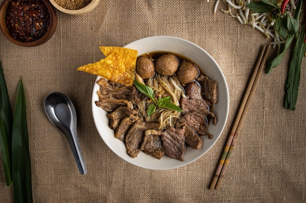 Foto noodle de sopa de carne de barco