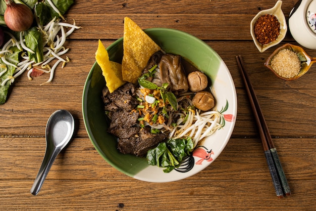 Foto noodle de sopa de carne de barco