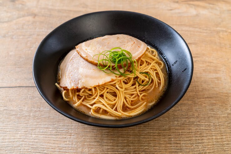 Foto noodles de ramen tonkotsu com carne de porco chaashu