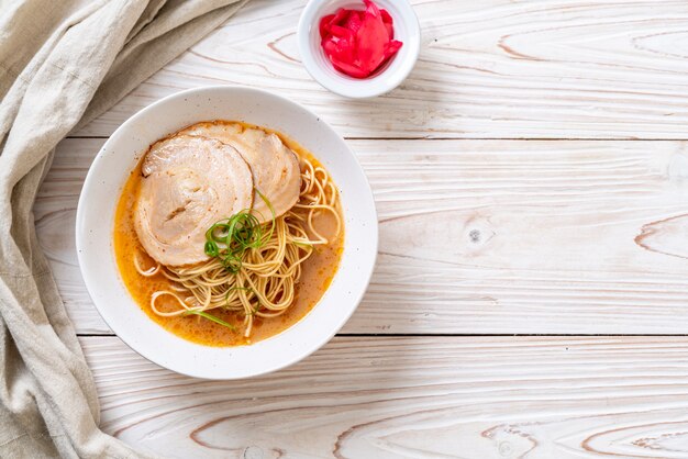 noodles de ramen tonkotsu com carne de porco chaashu