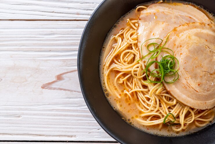 Foto noodles de ramen tonkotsu com carne de porco chaashu