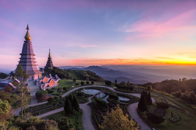 Noppamethandol und Noppapol Phumsiri-Pagode bei farbenfrohem rosa Sonnenuntergang. Nationalpark Doi Inthanon, Thailand