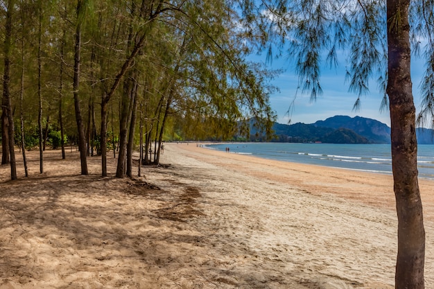 Nopparat Thara Beach am Mittag, Krabi-Provinz, Thailand