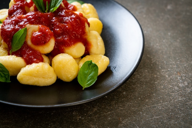 Foto Ñoquis en salsa de tomate con queso. estilo de comida italiana