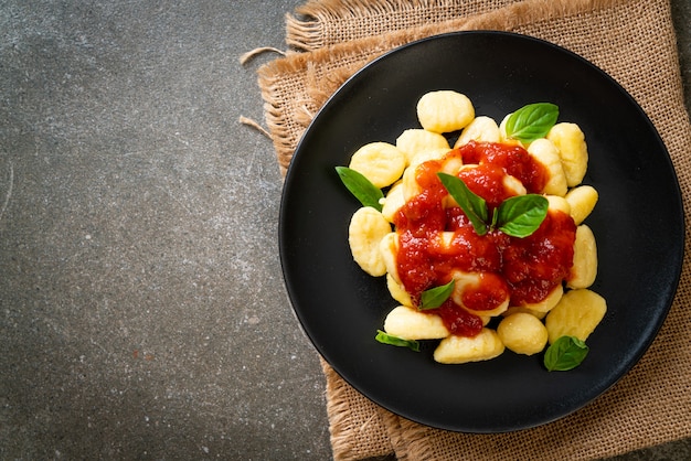 ñoquis en salsa de tomate con queso - estilo italiano