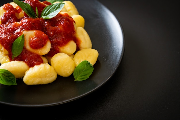 ñoquis en salsa de tomate con queso - estilo italiano