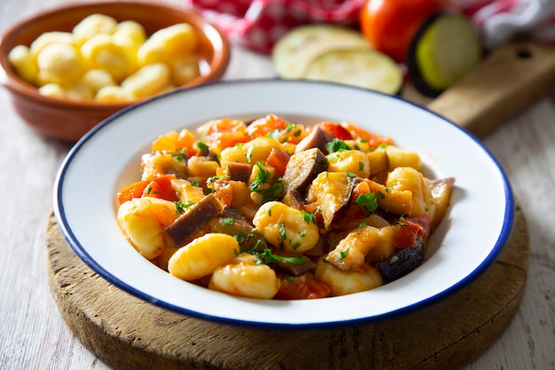 Foto Ñoquis salteados con verduras a la plancha. receta típica italiana.