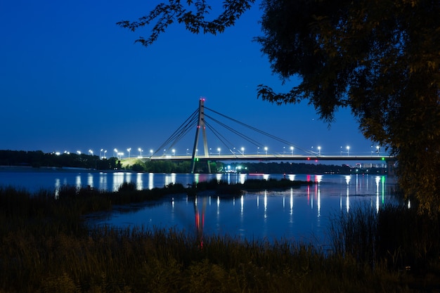 Nord-Moskau-Brücke in Kiew bei Nacht