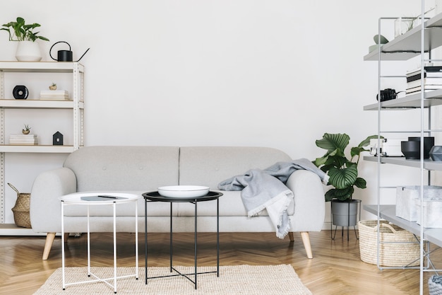 Nordic Home Interior mit Holzschreibtisch, Stuhl, Design-Sofa, Couchtisch, Bücherständer und Kunstzubehör