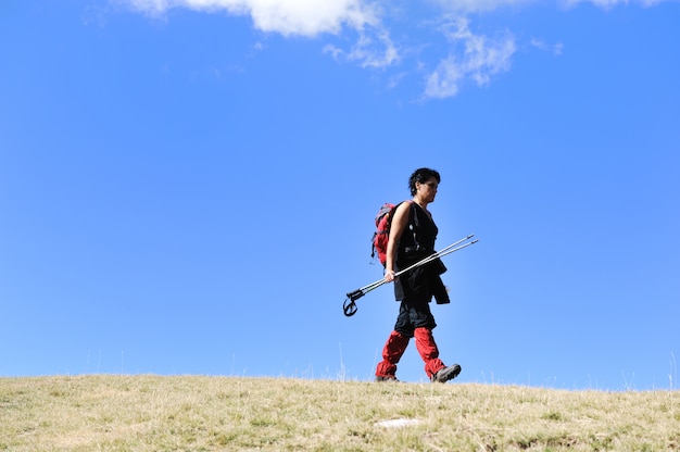 Nordic Walking im Herbst Berge, Frau Wandern