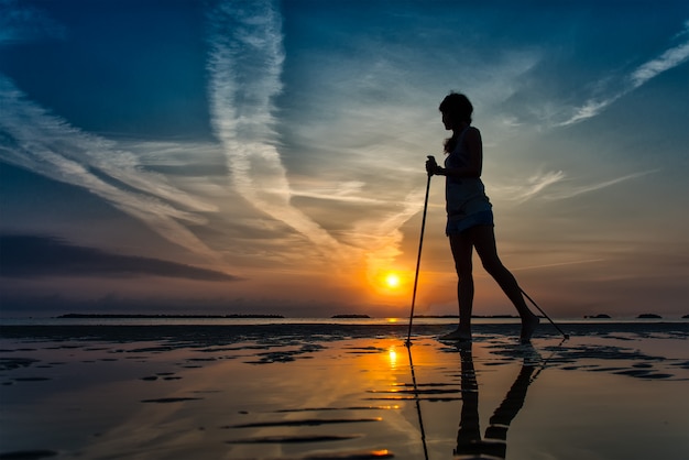 Nordic Walking im Strand bei Sonnenaufgang