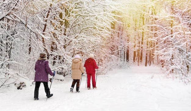 Nordic Walking im verschneiten Winterpark.