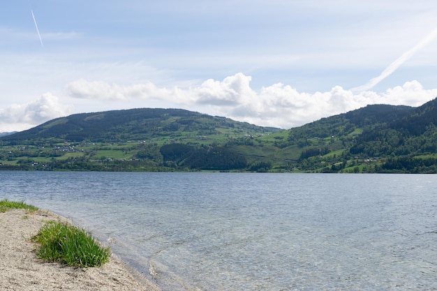 Nordische Landschaft eines Fjords mit Bergen dahinter