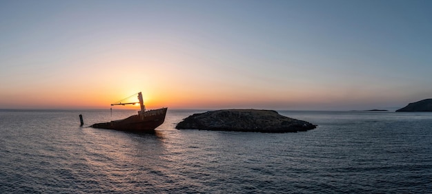 Foto nordland naufrágio ao pôr-do-sol ilha de kythira grécia navagio de carga russo meio afundado navio enferrujado
