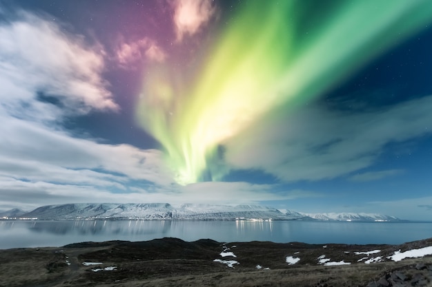 Foto nordlichtaurora borealis über akureyri-stadt in island