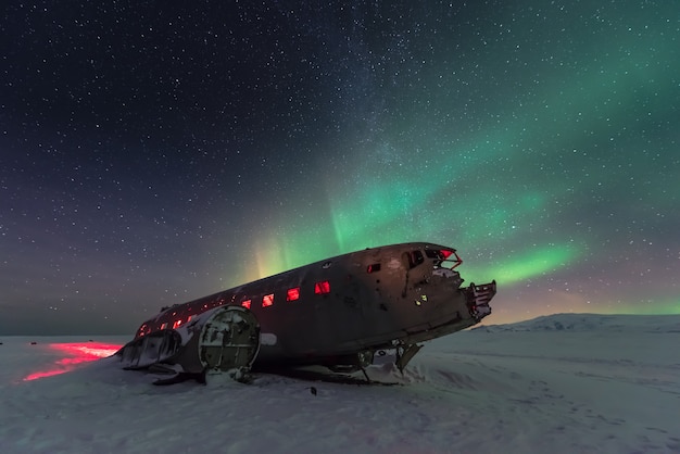 Nordlichtaurora borealis über Flugzeugwrack in Island