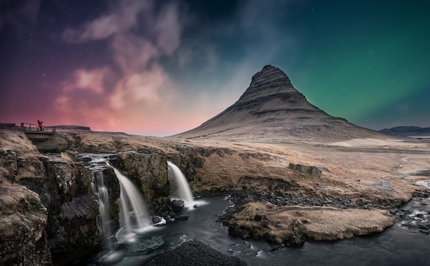 Nordlichtaurora borealis über kirkjufell Wasserfall in Island