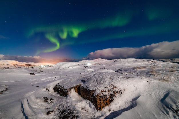 Nordlichter am Ufer des Arktischen Ozeans