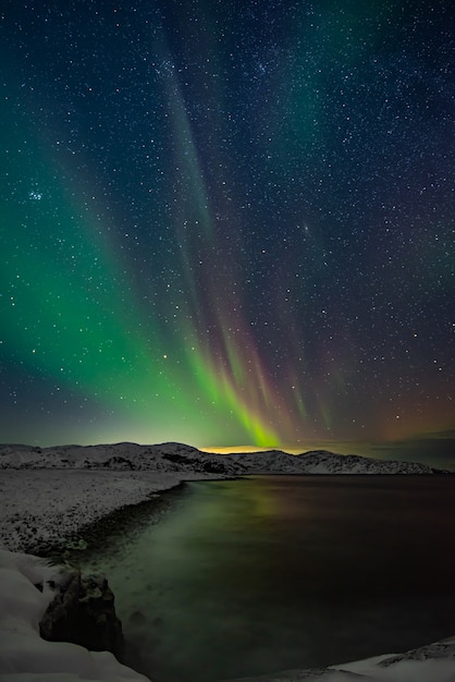 Nordlichter (Aurora borealis) am Himmel über der Barentssee