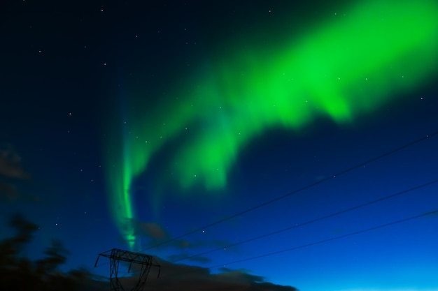 Nordlichter (Aurora Borealis) über einer Landschaft in Island