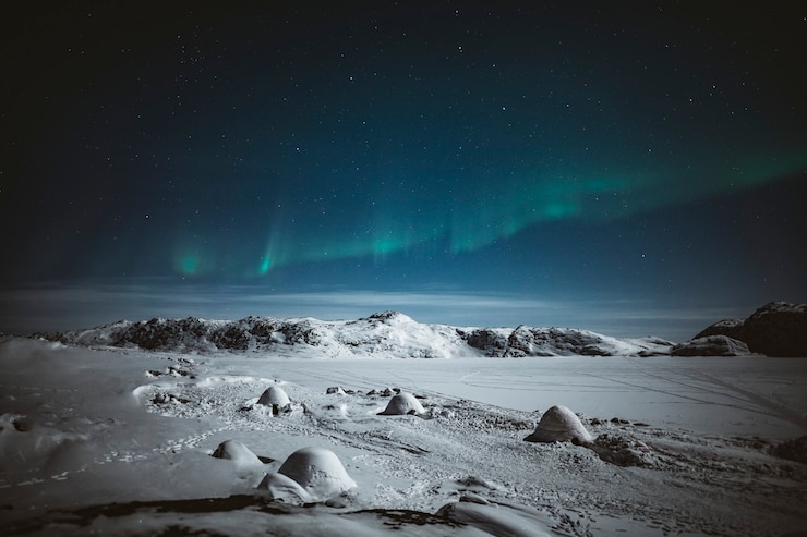 Foto nordlichter über dem verschneiten grönland