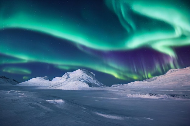 Nordlichter über schneebedeckten Bergen. Aurora Borealis mit Sternen am Nachthimmel Fantastischer Winter