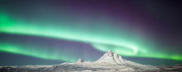 Nordlichter über schneebedeckten Bergen Gaming RPG abstrakter Hintergrund