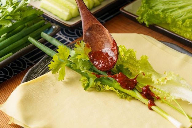 Foto nordostchinesische spezialitätenküche mit getrocknetem tofu und gemüse