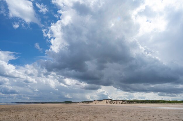 Nordsee am Crimdon Beach, Hartlepool und Seaton Carew, England. Dunkelblauer Himmel und Sandstrand in Großbritannien