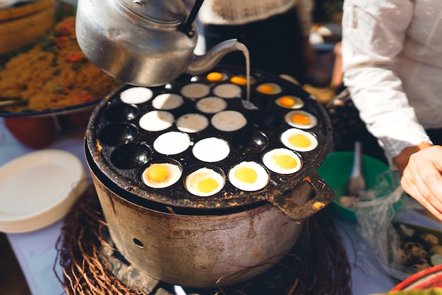 Nordthailändisches Essen auf dem Markt Lokaler Lebensmittelmarkt