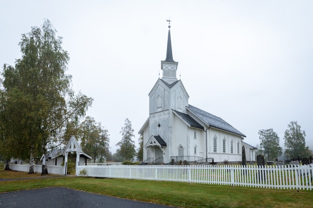 Nore church iglesia de madera blanca en nore noruega