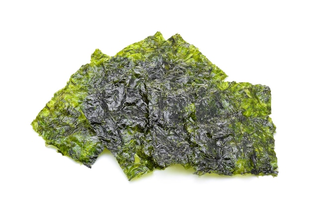 Nori in Nahaufnahme auf weißem Hintergrund