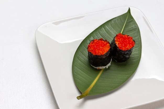 Nori-Maki mit Kaviar auf grünem Blatt