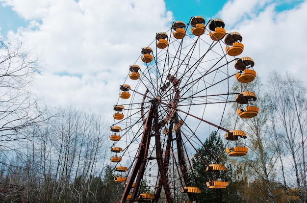 Noria de Abadonrd en el pueblo fantasma de Pripyat en la zona de exclusión de Chernobyl, Ucrania