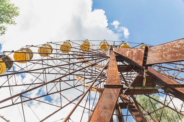 Noria abandonada en Pripyat de cerca