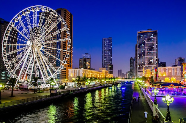 Noria en Al Qasba. Sharjah: la tercera ciudad más grande y poblada de los Emiratos Árabes Unidos