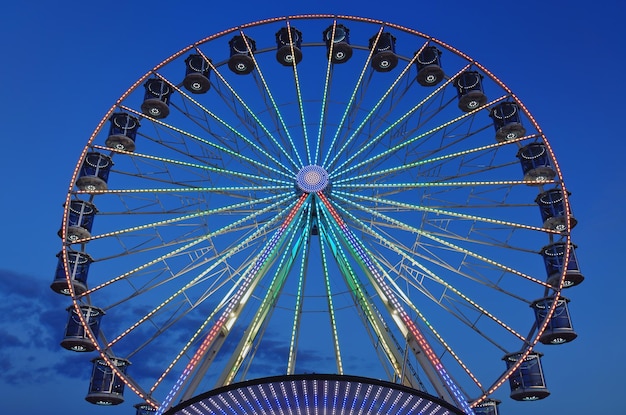 Noria alta contra el cielo azul en nuestras vacaciones de verano en la costa del Adriático. Paseo en el parque de atracciones.